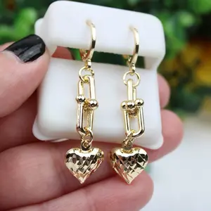 Gold Plated Heart Earrings - Aretes Bañados en Oro con Diseño de Corazón Brillante y Cadena de Cierre Seguro
