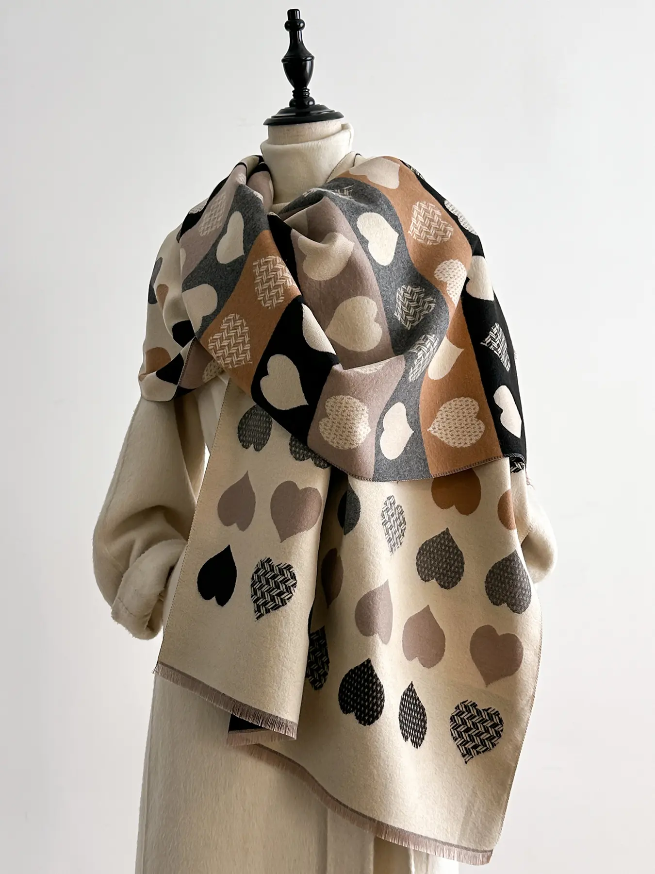 Women's Elegant Heart Print Scarf, Fitted Warm Wrap for Fall & Winter, Fashionable Comfortable Shawl for Daily Wear