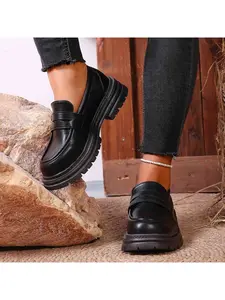 Women's Casual Shoes Slip-on Shoes Platform Heightening Slimming and Comfortable Without Tiring Feet Essential for Commuting and Work Stylish and Simple Versatile