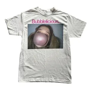 Bubblelicious Bubble Gum Photo Graphic T-Shirt, Nostalgic Pink Text Typography Above Girl Blowing Bubble Print, Unisex Streetwear Tee for Y2K Fashion Fans, Retro Novelty Outfit
