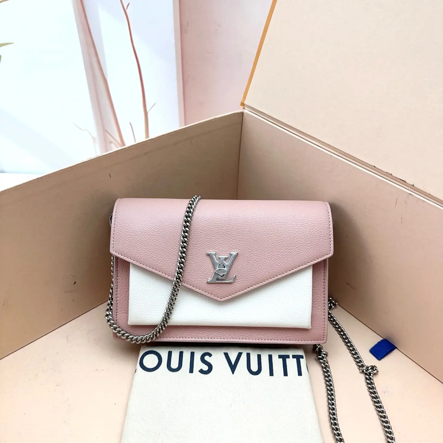 Pre-owned BURBERRY Pink White Leather LV Silver Lock Flap Chain Bag 0805raye 17333599