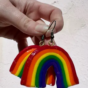 jackie winn // wide polymer clay rainbow earrings m