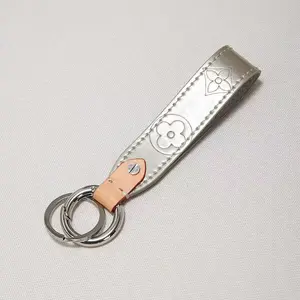 The new key chain of 2025 is multi-functional and can be hung for home use. It is a simple key chain for both men and women