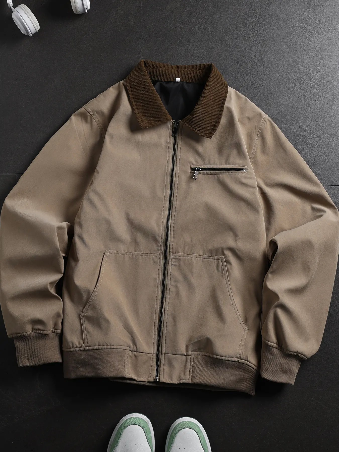 Men’s utility jacket — turn-down collar, multiple pockets, zip-up front; suitable for everyday commuting and street styling.