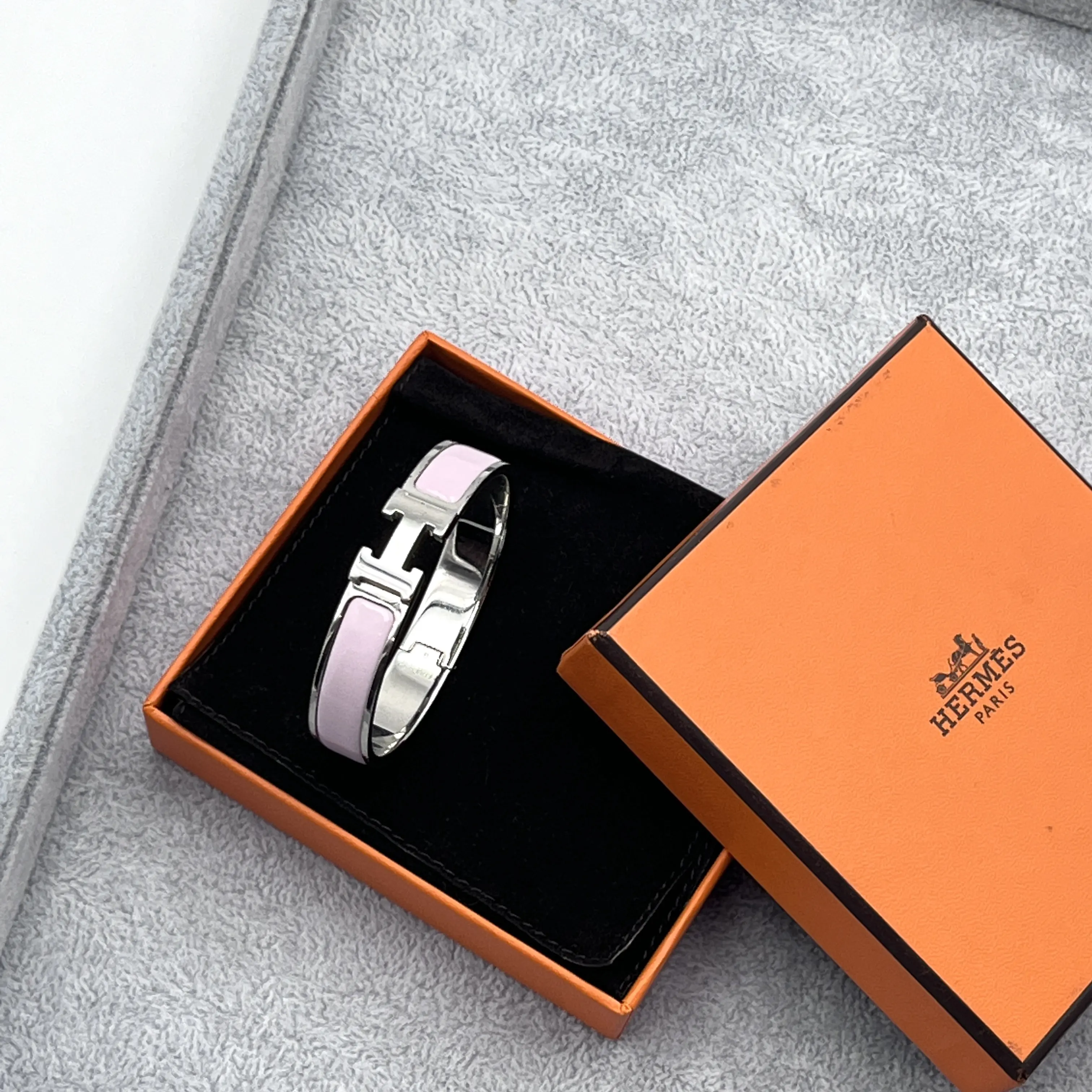 Pre-owned HERMES Click Clack H Wide Bracelet — Light Purple, Palladium Plated Gold Metal, H5 vvvvv