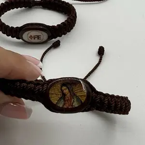 Asesoría obispo Jhon Porras. Manilla de hilo de la Virgen de Guadalupe y de la Divina misericordia