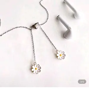 Anti-Lost Neck Strap Holder Magnetic Gold Leash Pearl Chain Necklace Compatible With Airpods Pro Daisy Charm