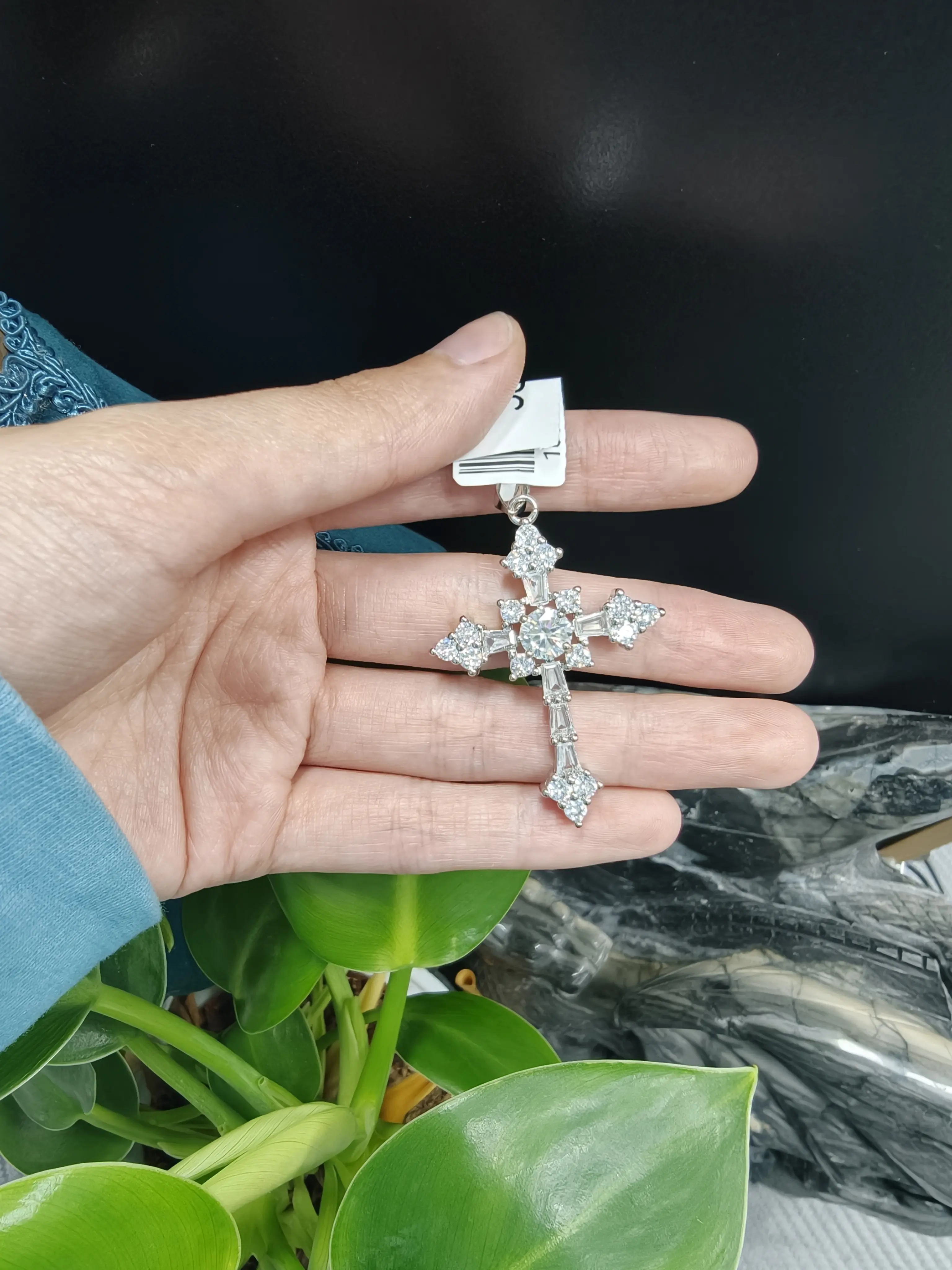 Kili(21337)gc.Vintage zircon cross pendant