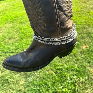 Multiple silver chain boot chain