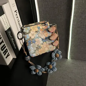 Luxury Retro Flowers Phone Case with Flower Bracelet for Samsung Galaxy Z Flip 7 Z Flip6 ZFlip 5 Zflip6 Zflip7 Back Cover
