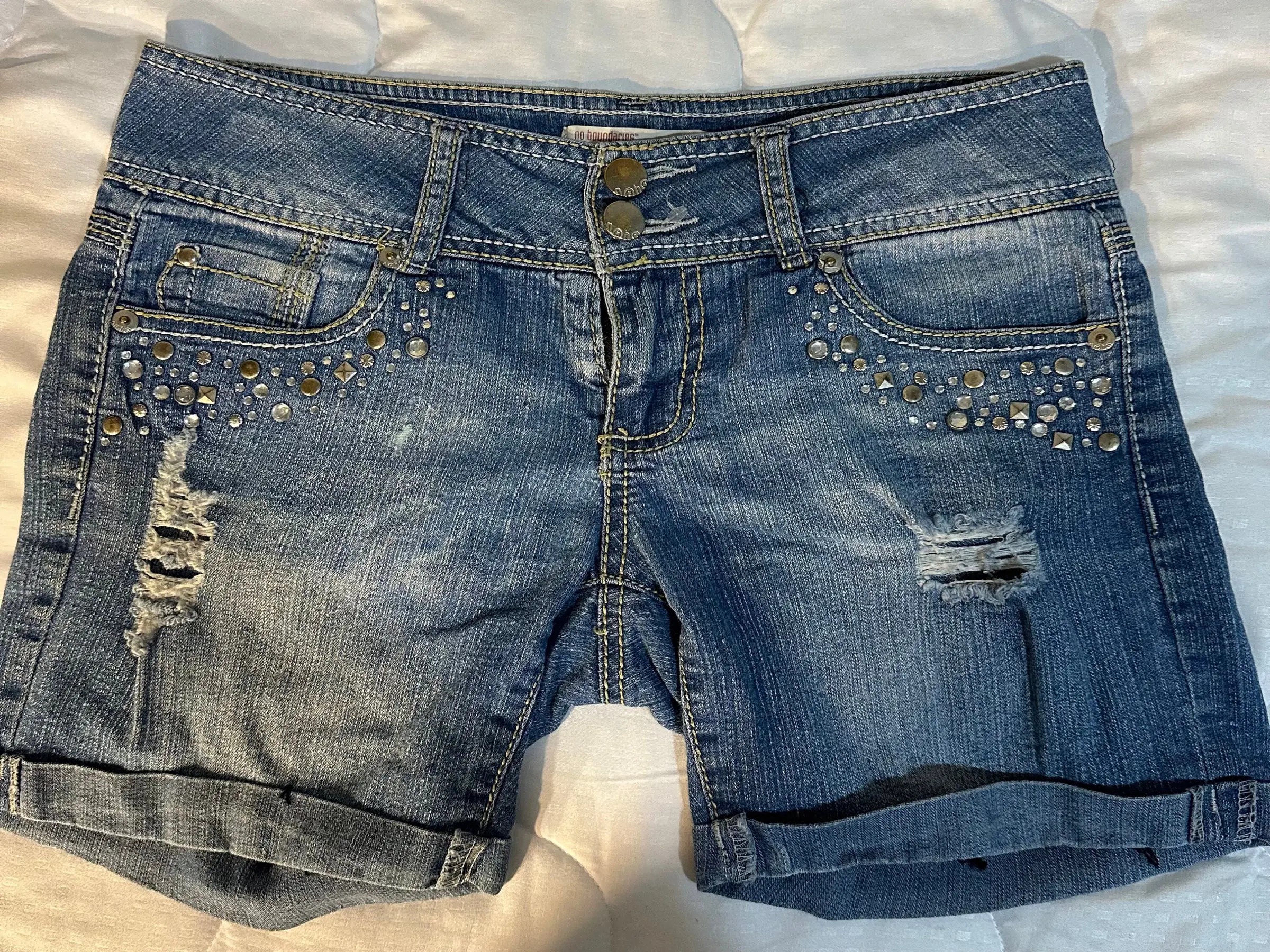 No Boundaries Denim Shorts Size 1 - Classic Denim Design, Comfortable Fit, Ideal for Everyday Wear
