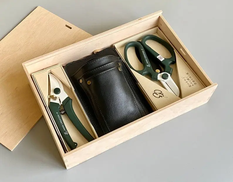 Sakagen Japanese Florist Tool Kit: Emerald Green Scissors, Leather Belt, Wooden Gift Box