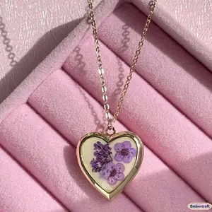 Vintage Pressed Flower Locket Necklace for Women, Romantic Cottagecore Photo Pendant Jewelry with Colorful Dried Flowers, Aesthetic Y2K Charm Necklace for Gifts, Date Nights, Festivals & Everyday Styling
