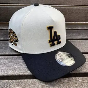 New Era LA Dodgers MLB 9FORTY Cap Flat Brim Hat with LA Logo Embroidery, MLB Streetwear Style Adjustable Fit Metal Buckle Closure All Seasons Wear United States Design