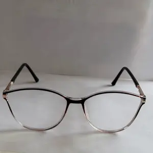 Seu olhar merece uma armação à altura  Design sofisticado, acabamento impecável e conforto absoluto. Ideal para quem valoriza estilo em cada detalhe.   Moderna | Atemporal | Confortável  Compre agora pelo link