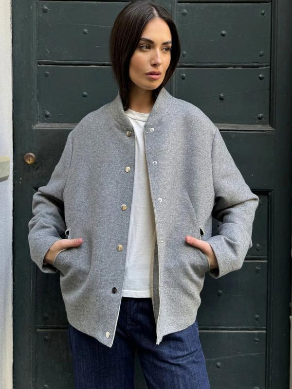 Women's casual jacket, stylish and comfortable design, perfect for everyday wear, a versatile fashion staple for spring and autumn.