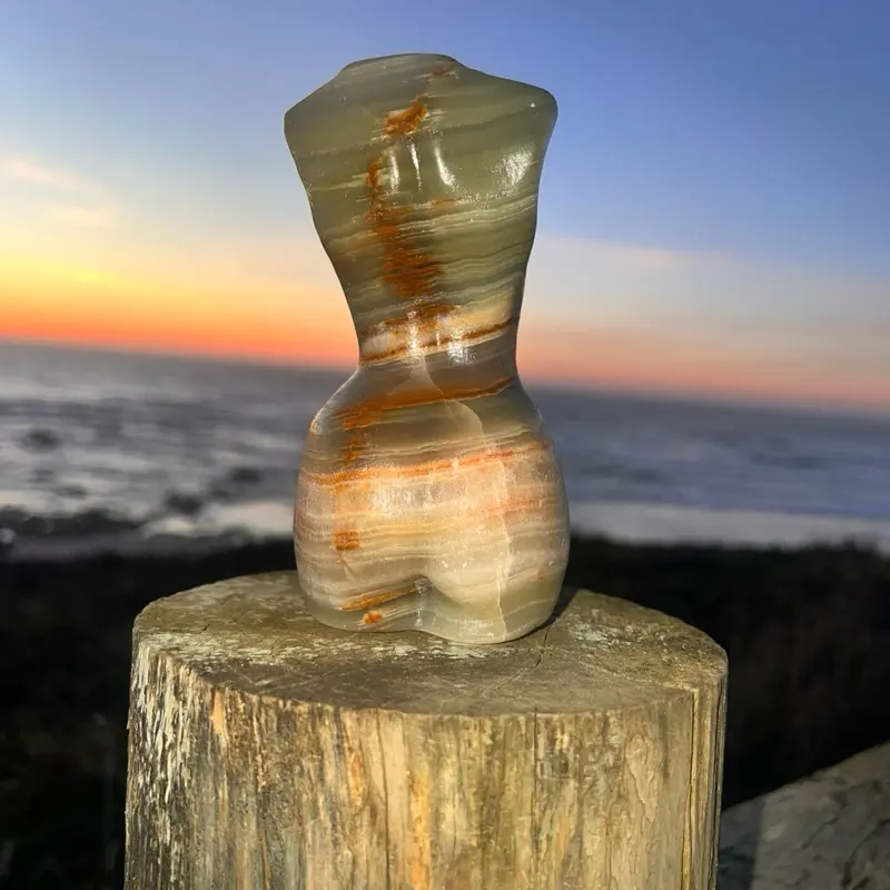 Title: Green Onyx Goddess Torso – Embodying the Divine Feminine