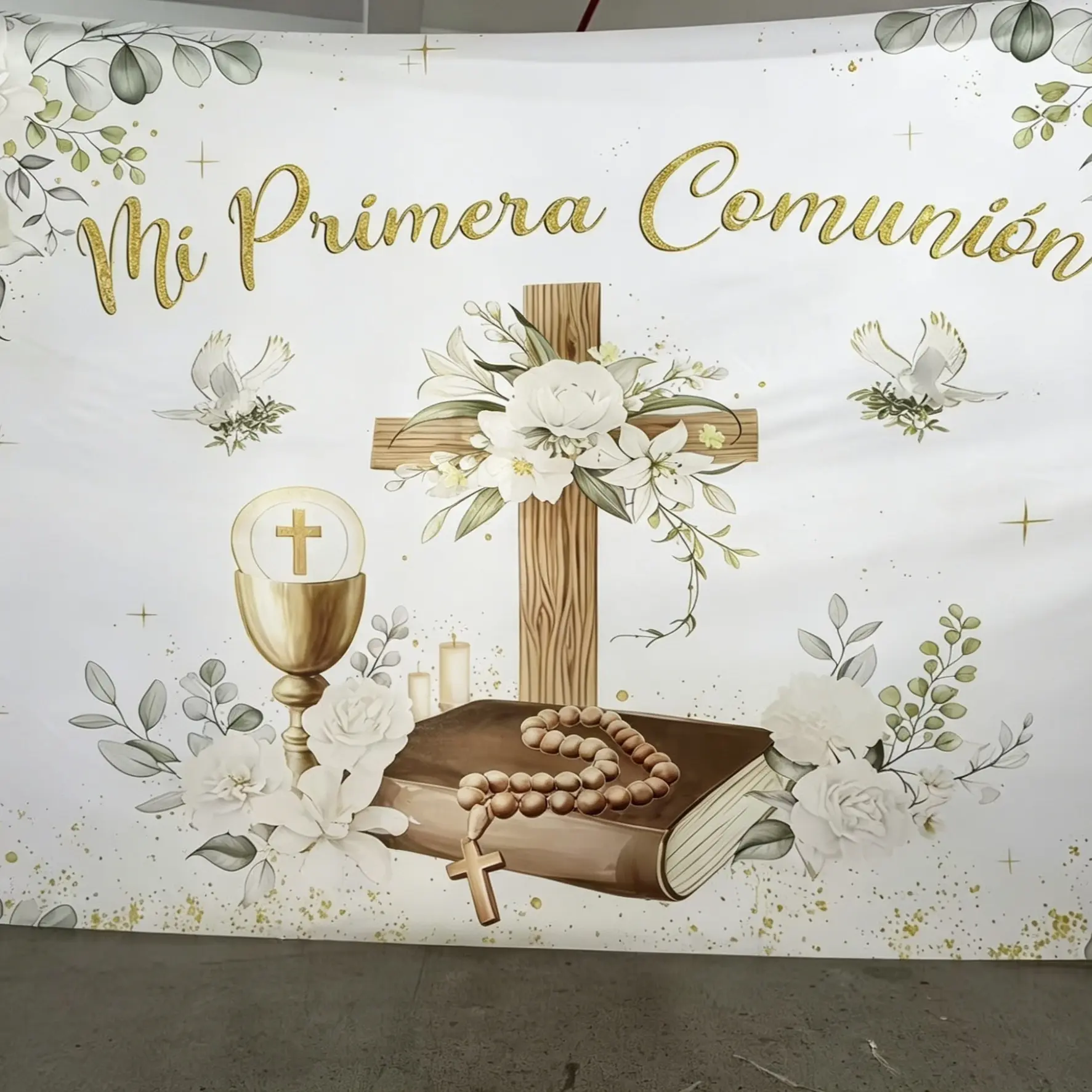 Spanish "My First Communion" Photography Background: Bouguerli White Flower Wooden Cross, Polyester Material, Suitable for Home, Wall Decoration, as well as Party Supplies and Gifts, Party Decoration, Party Backdrop Decoration