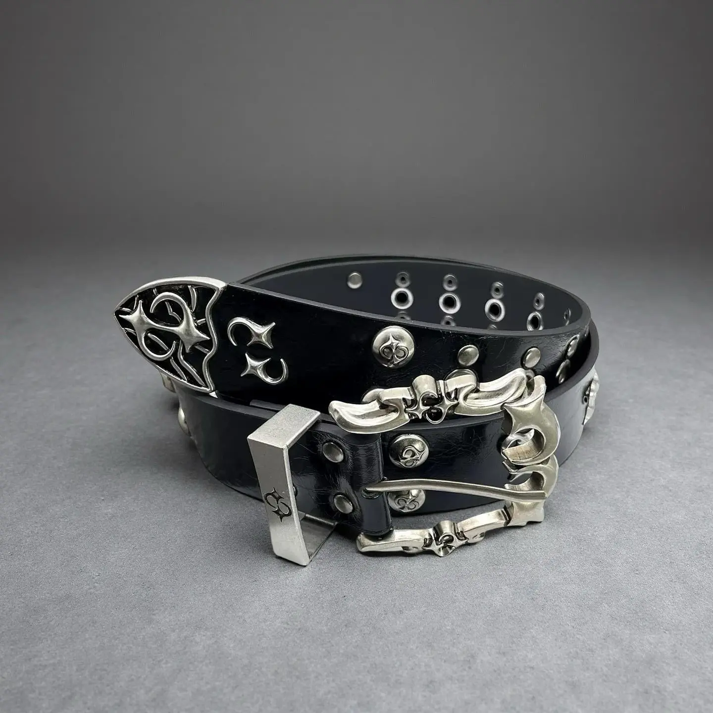 VirtusNoir Y2K Studded Belt Unisex Metal Grunge Accessory with Unique Studs and Buckle Design