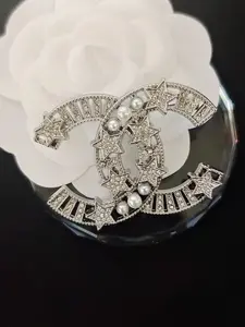 Water Drill Letter Design Brooch, Elegant Jewelry Accessory, Perfect for Unique Fashion Statement, 1 Piece, Stylish Pin for