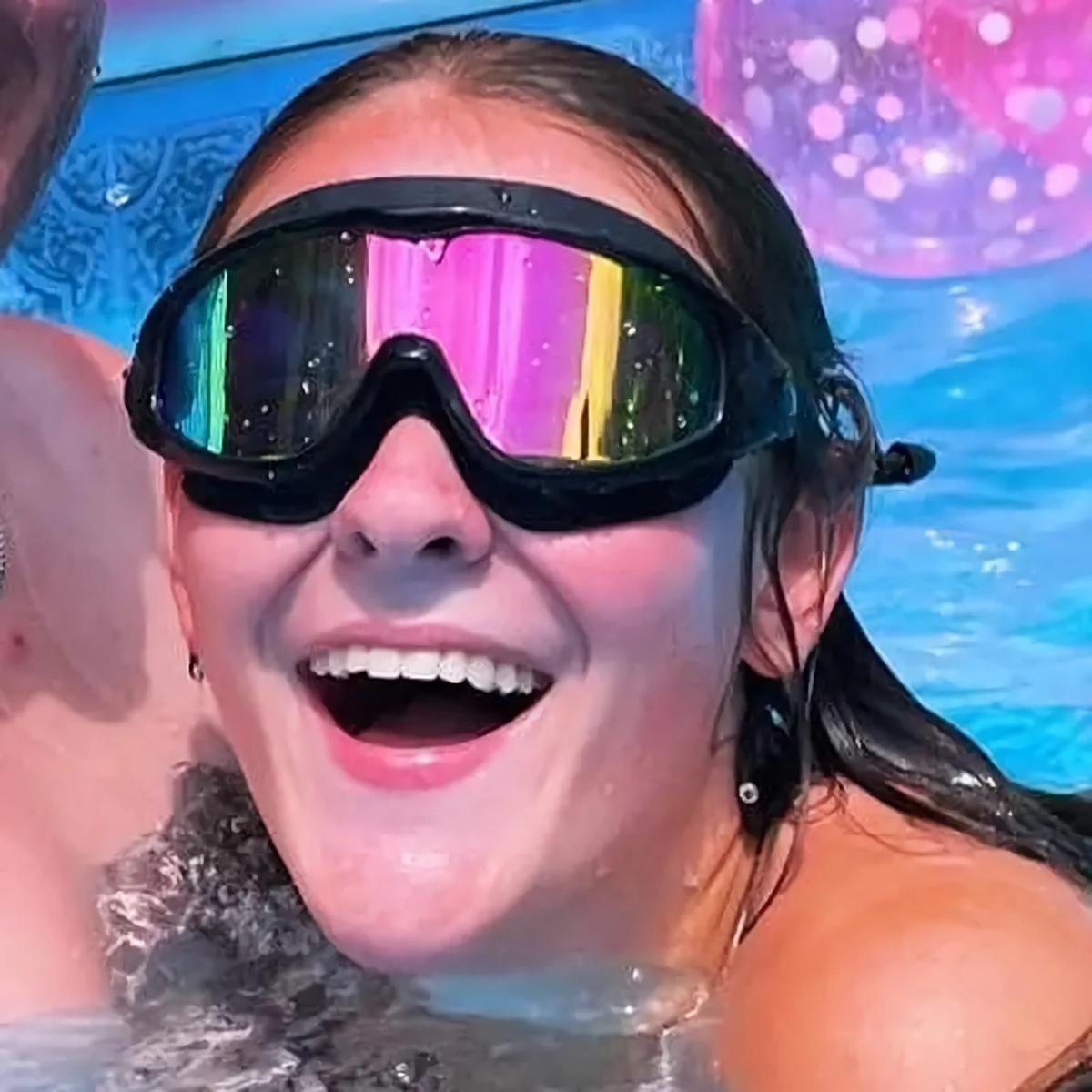 Swim Goggles with Ear Plugs Summer Sports Swimming Goggles Wide View Anti UV & Fog & No Leaking Swimming Goggles Ideal Gift for Men Women Children