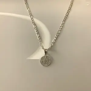 Dije de san Benito con cadena 16” 18” de largo de plata .925 es pequeña la medalla