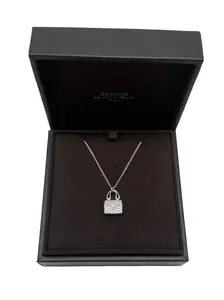 Pre-owned Hermes Amulettes Constance pendant