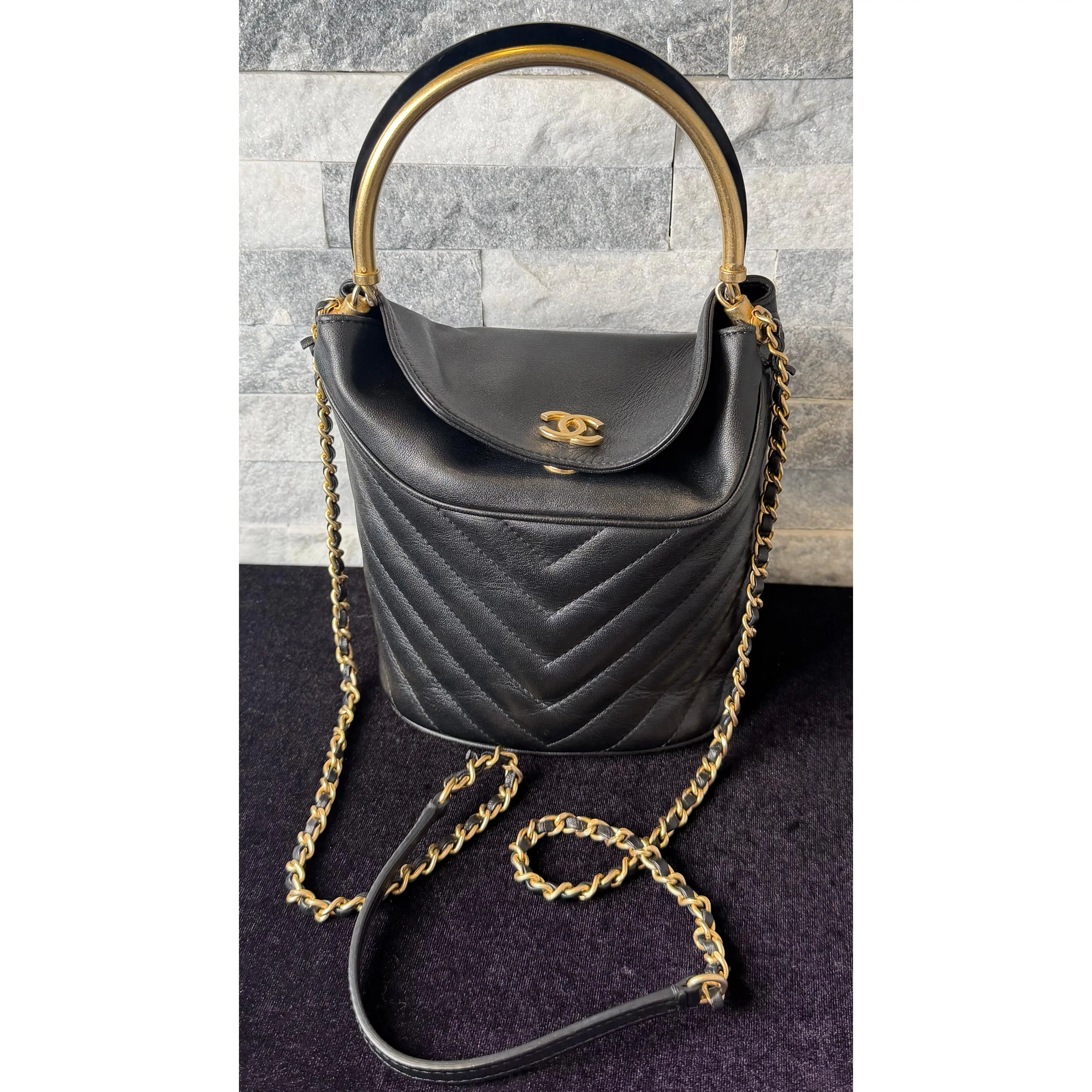 Pre-owned CHANEL leather Shoulder Bags Chic Bucket Bag with Top Handle Black Chevron Lambskin Gold Hardware LX690