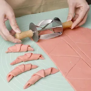 Stainless Steel Croissant Cutter Roller, 1pc Croissant Tool for Baking, Dough Cutter for Easy Croissant Making, Essential Baking Equipment