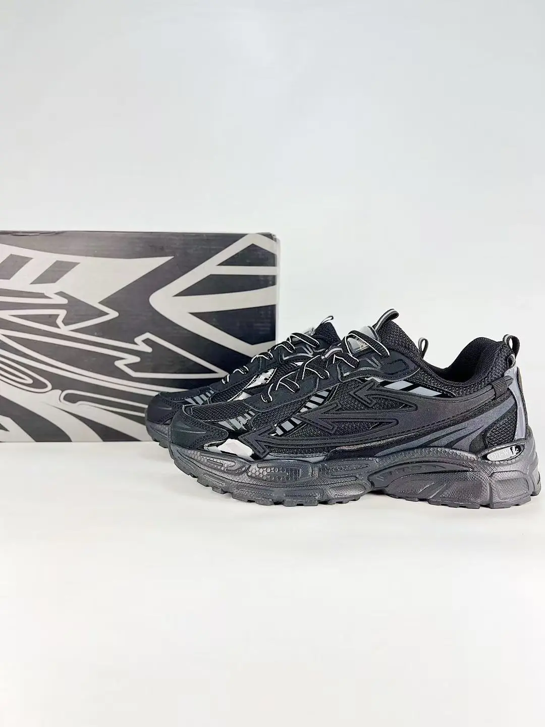 Sleek All Black Y2K Retro Chunky Outdoor Athletic Shoes Dual Reflective Arrow Signature Graphic Hollow Breathable Grid Mesh Anti-Collision Reinforced Toe Cap Lightweight All-Day Comfort Footwear For Night Streetwear Lovers & Outdoor Hiking Enthusiasts