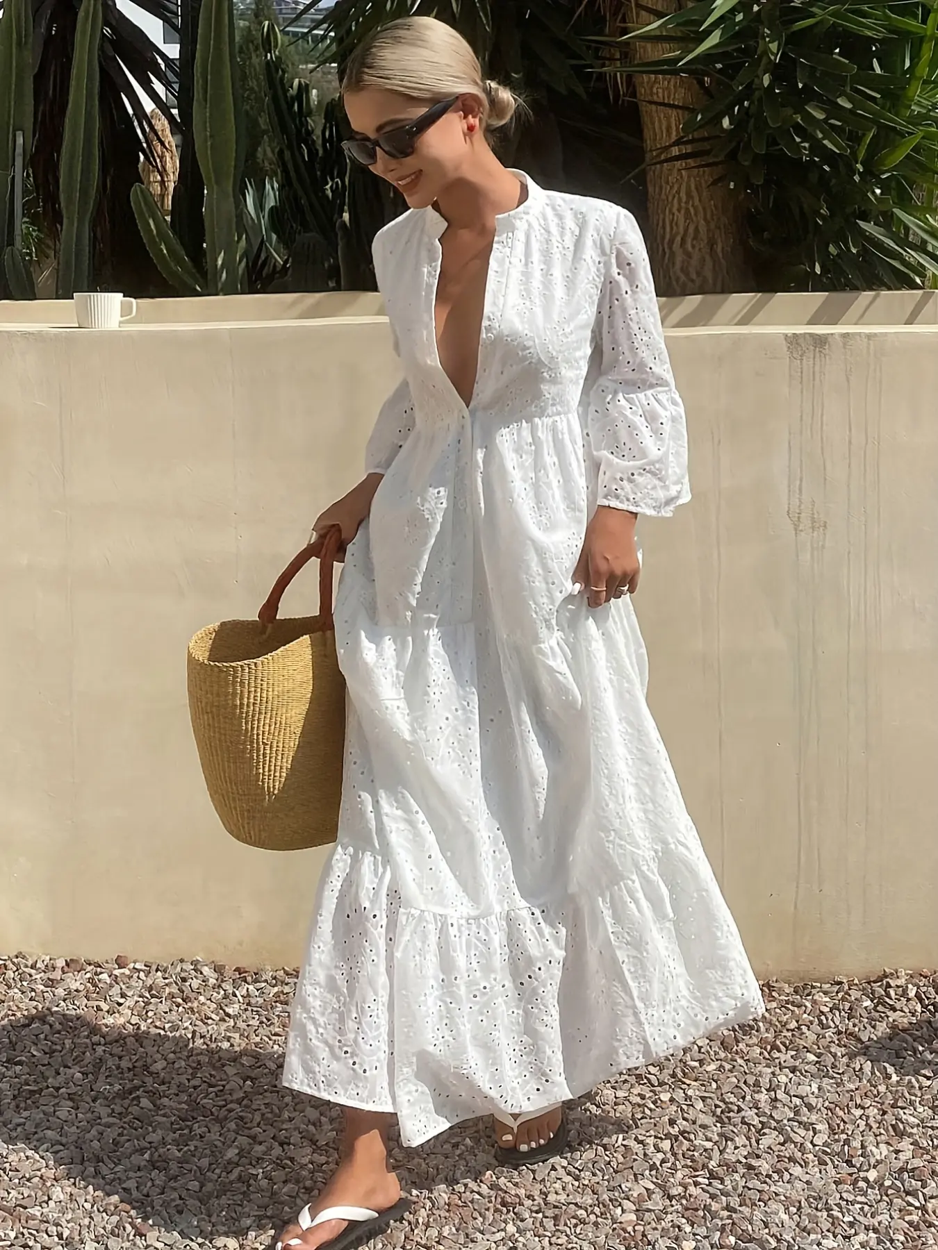 A women's white Summer fashionable French flared sleeve dress with elegant French style, suitable for commuting to work, shopping and outdoor activities, indoor and outdoor dressing Long Sleeve