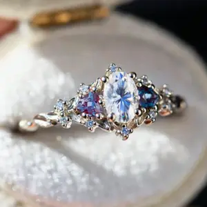 High-class women's ring with sparkling white Cubic Zirconia, beautiful engagement jewelry, great gift for family, friends and Valentine's Day