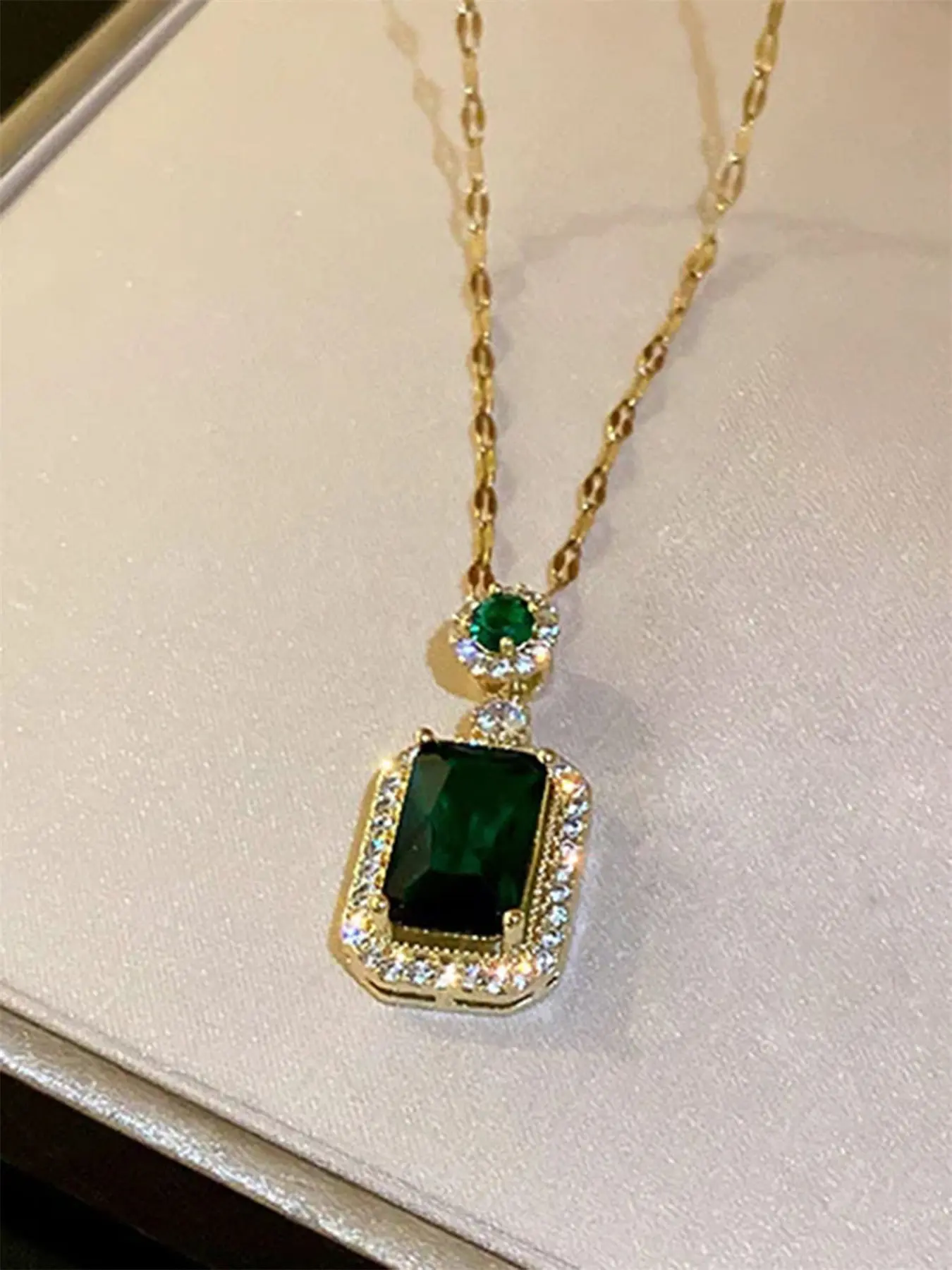 1 PC Gorgeous Green Cubic Zirconia Pendant For Women For Valentine's Day Gift Wedding Engagement Anniversary Party Jewelry, Sparkling CZ Necklace