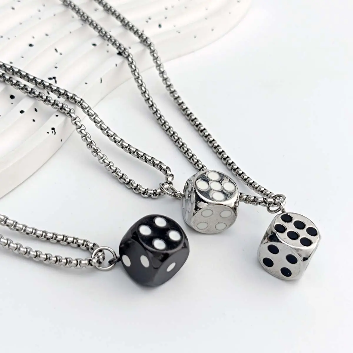 Elegant Dice Pendant Necklace, Minimalist Artificial Gemstone Jewelry for Adults, Casual Daily Wear Accessory