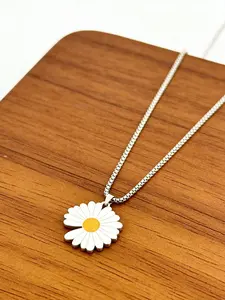 Minimalist Daisy Pendant Necklace, Unisex Choker Chain, Lightweight Design, Versatile Commuter Jewelry, Stackable Style
