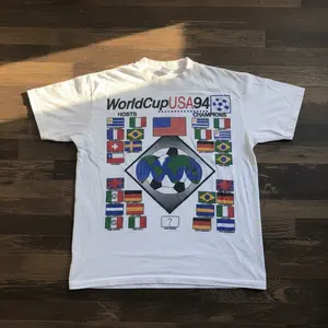 Vintage World Cup 1994 T-Shirt, World Cup USA 94 Hosts Champions Flags Soccer Ball Globe Design 1994, Premium Soft Cotton Material, Unisex Relaxed Fit for Men Women, Great Gift for Soccer Fans, Brazil Supporters & World Cup Memorabilia Enthusiasts