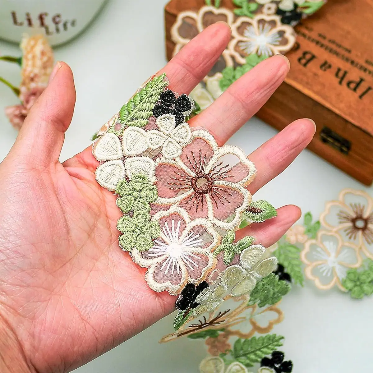 1 Yard of 3D Flower Edge Organza Lace Embroidered, Green and Beige Floral Embroidery Lace Ribbon, Decorative Sewing Trim, Bouquet Decoration Netting Ties, Suitable for Dresses, Wedding Decorations, Brides DIY Sewing Accessories