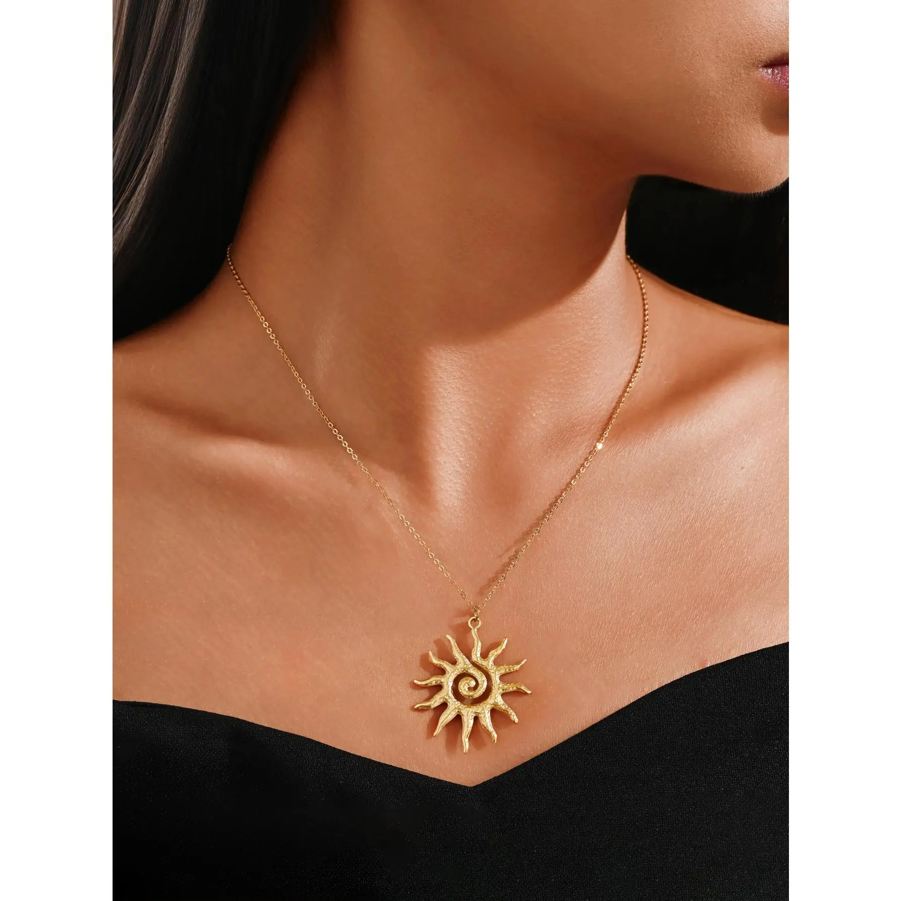 Gold-Tone Spiral Sun Choker Necklace for Women, Vintage Dainty Pendant, Stylish Clavicle Chain for Jewelry Stacking, Dainty Choker Necklace, Stylish Accessories, Gold Aesthetic, Retro Casual, Daily Wear Jewelry, Female, Geometric, Fashionable Jewelry Acce
