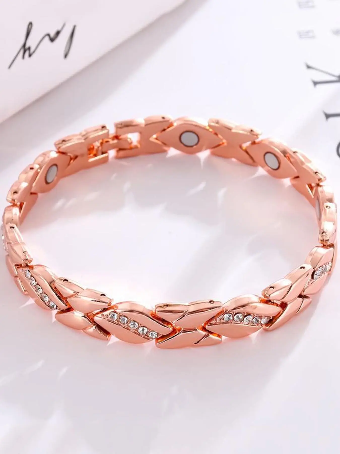 1pc Retro Copper Leaf Shape Bracelet, Diamond-studded Magnetic Bracelet, Adjustable Size, Suitable for Daily Travel, Commuting, Daily Wear, Jewelry Gifts, Gifts for Family, Couples, Friends, Christmas and New Year