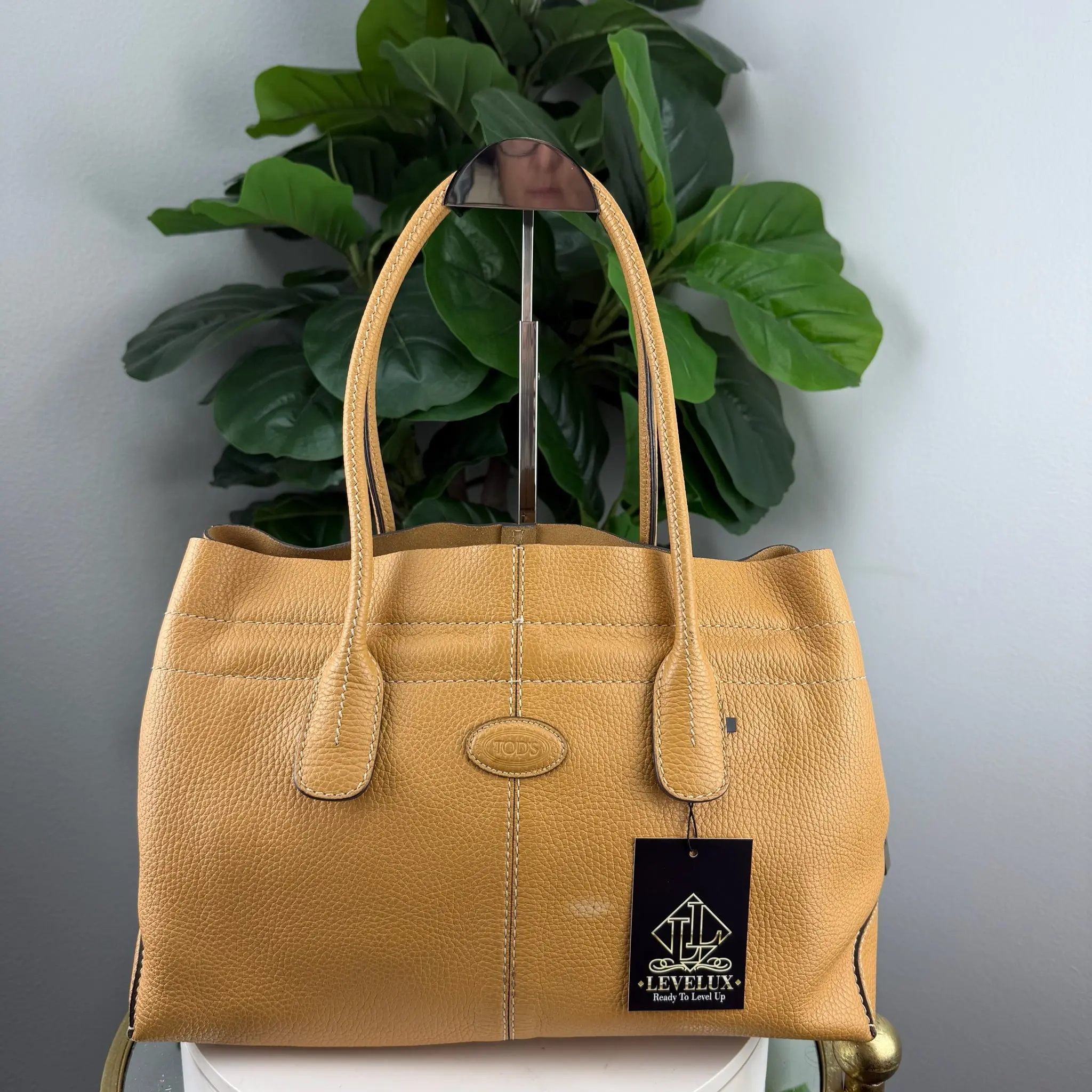 Pre-owned Tan pebbled leather Tote bags Authentic Tod's Tote Bag, Tan Pebbled Leather, Tote Shape Pre Loved Luggage & Bag