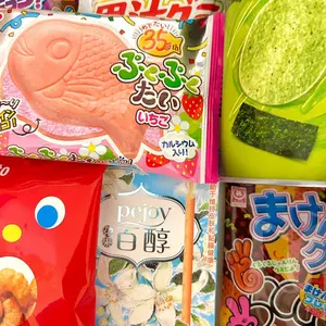 6LB Assorted Asian Snack Box Sweet & Savory Ramen Drinks Multipack Gift Pack with Diverse Flavors from Japan Korea Thailand Vietnam Taiwan China India