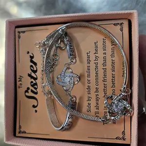 A diamond-encrusted bracelet for my sister. It's an elegant piece of women's jewelry, suitable for parties, everyday wear, and very versatile. It's a beautiful jewelry bracelet and a wonderful birthday gift.