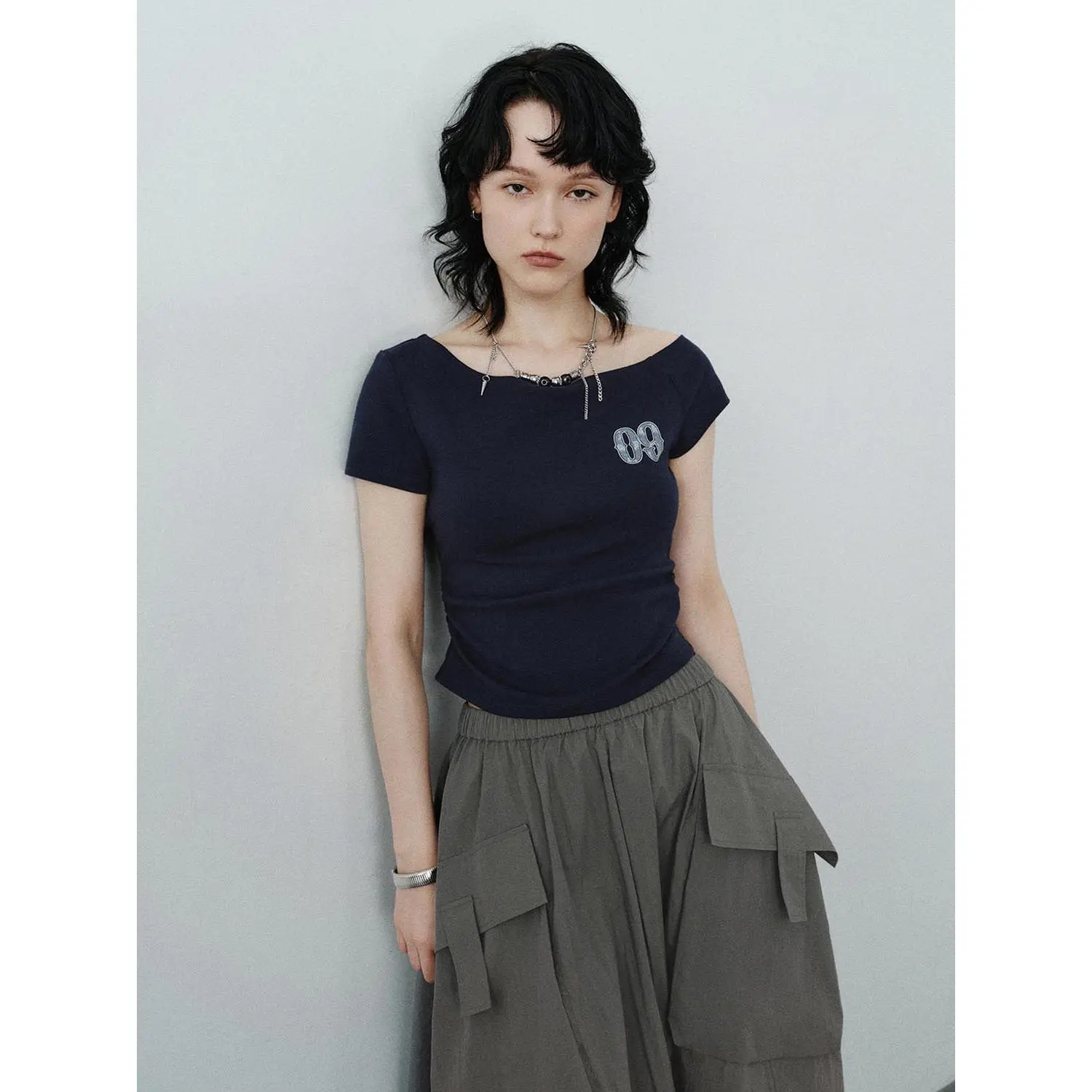 URBAN REVIVO Women's Streetwear Asymmetric 1-Shoulder Slim Fit Crop T-Shirt with Ruched Number Print in Cotton Blend