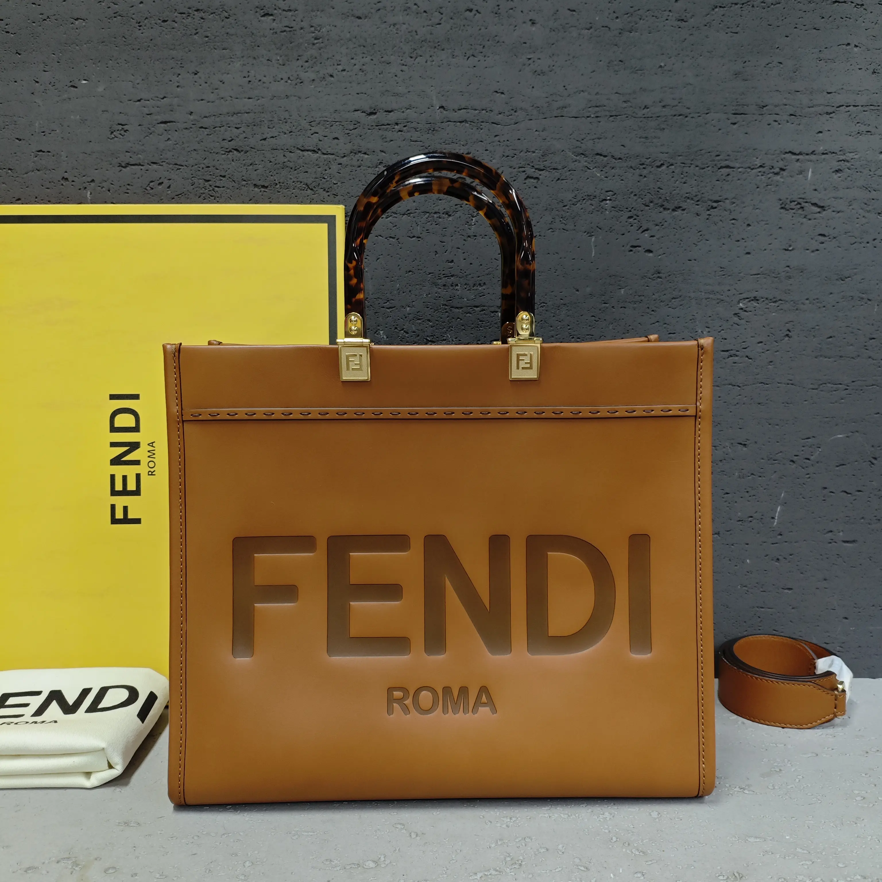 Pre-owned FENDI Leather Shoulder Bags 7.8'' R7149 Shoulder Bag C14305441348 0426 E cici
