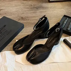 Tabi split-toed shoes pig's foot shoes women's shoes 2026 new women's dance shoes niche pleated flat-soled ballet shoes shallow mouth one pedal single shoes