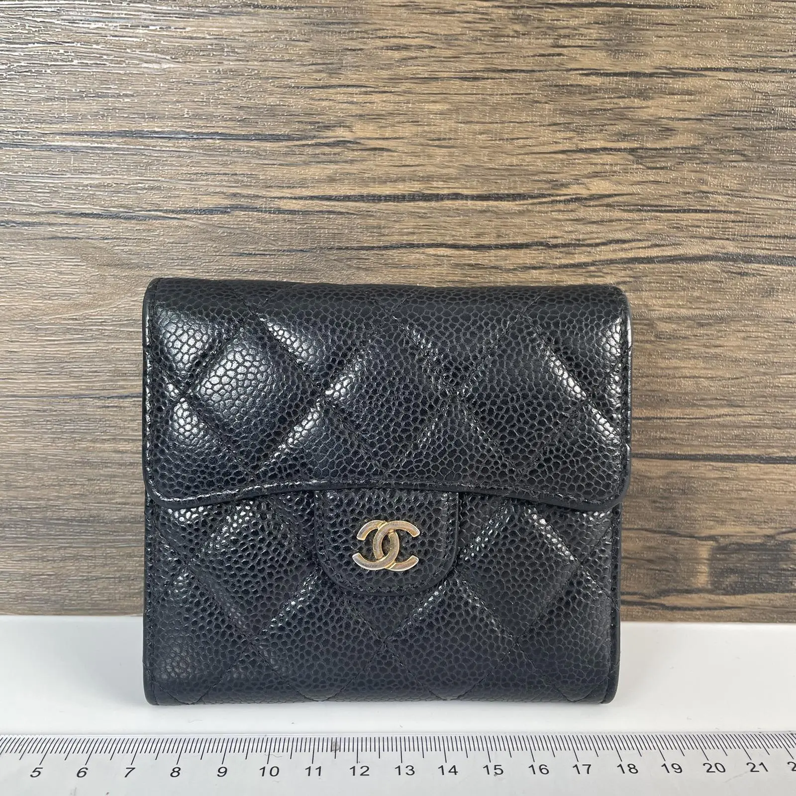 Pre-owned CHANEL leather Small leather goods Black Caviar Grained Quilted CC Logo Trifold Compact Wallet come from 2016 2017++chain++