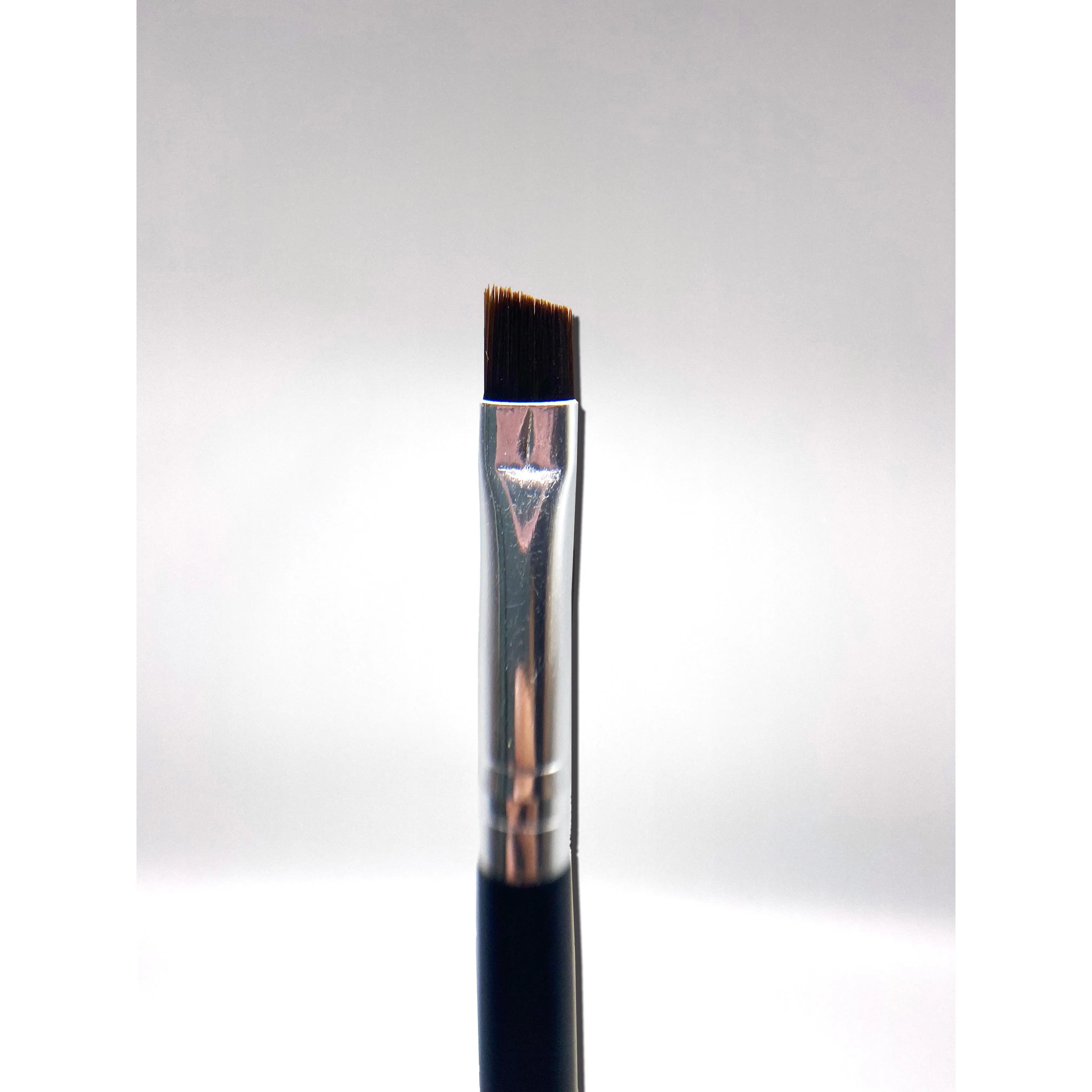 Angled Eye Brow Brush (brocha angular de cejas)