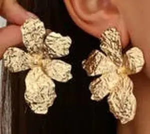 STATEMENT FLOWER STUD EARRINGS | 40E413: GOLD