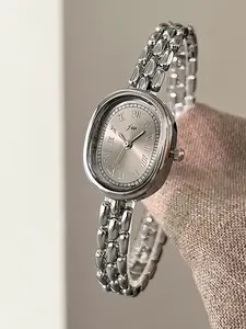 Women's Metal Bracelet Watch, Elegant Oval Dial, Fashion Pointer, Roman Numerals, Luxury Quartz Movement, Analog Face
