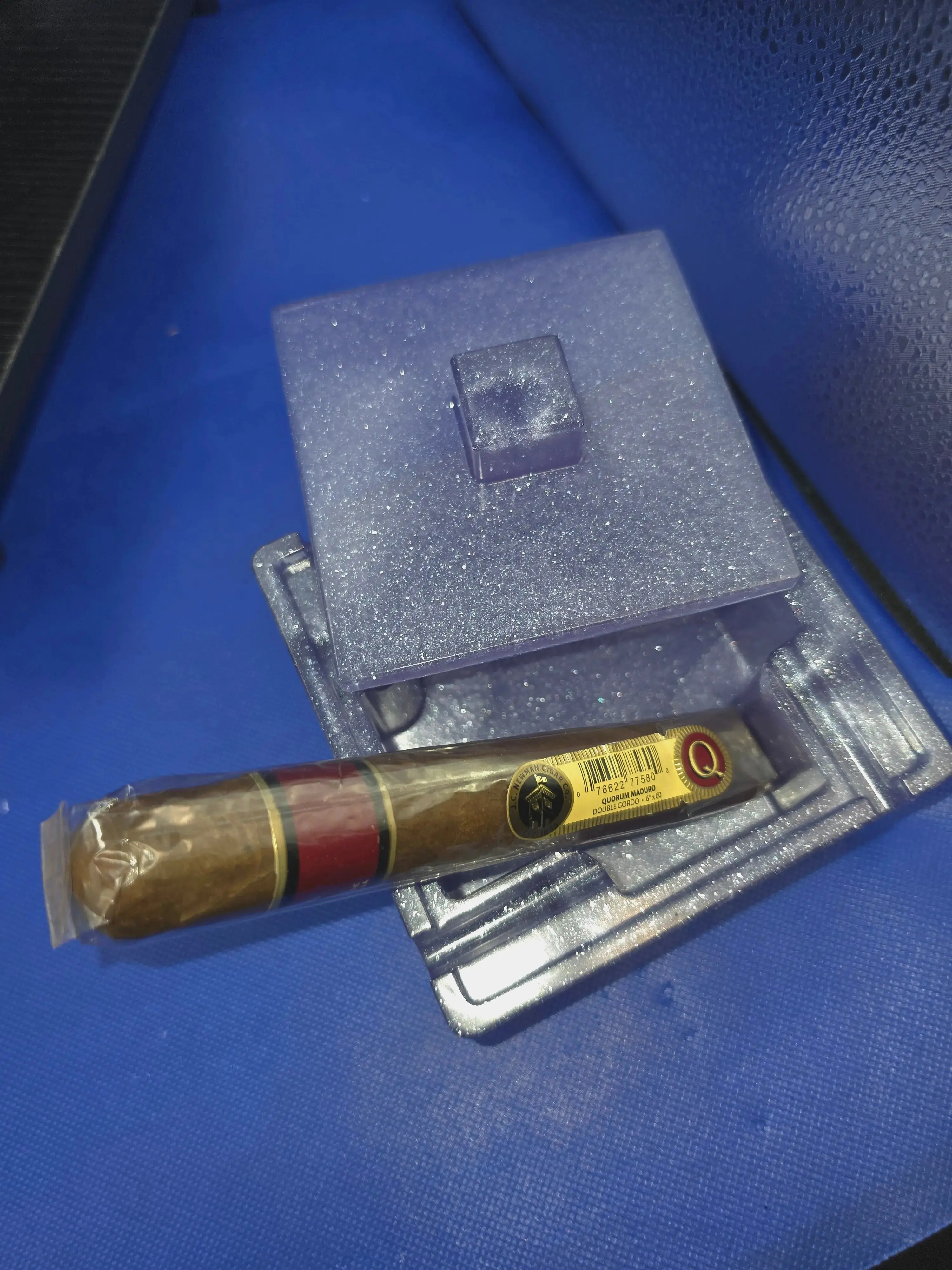 Large Resin Ashtray with Lid – Handcrafted Smoker's Accessory
